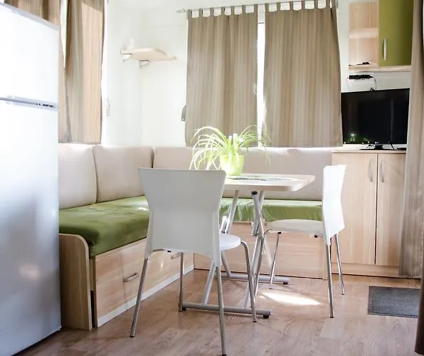 キャンプ場 Bela Krajina - Glamping And Mobile Homes